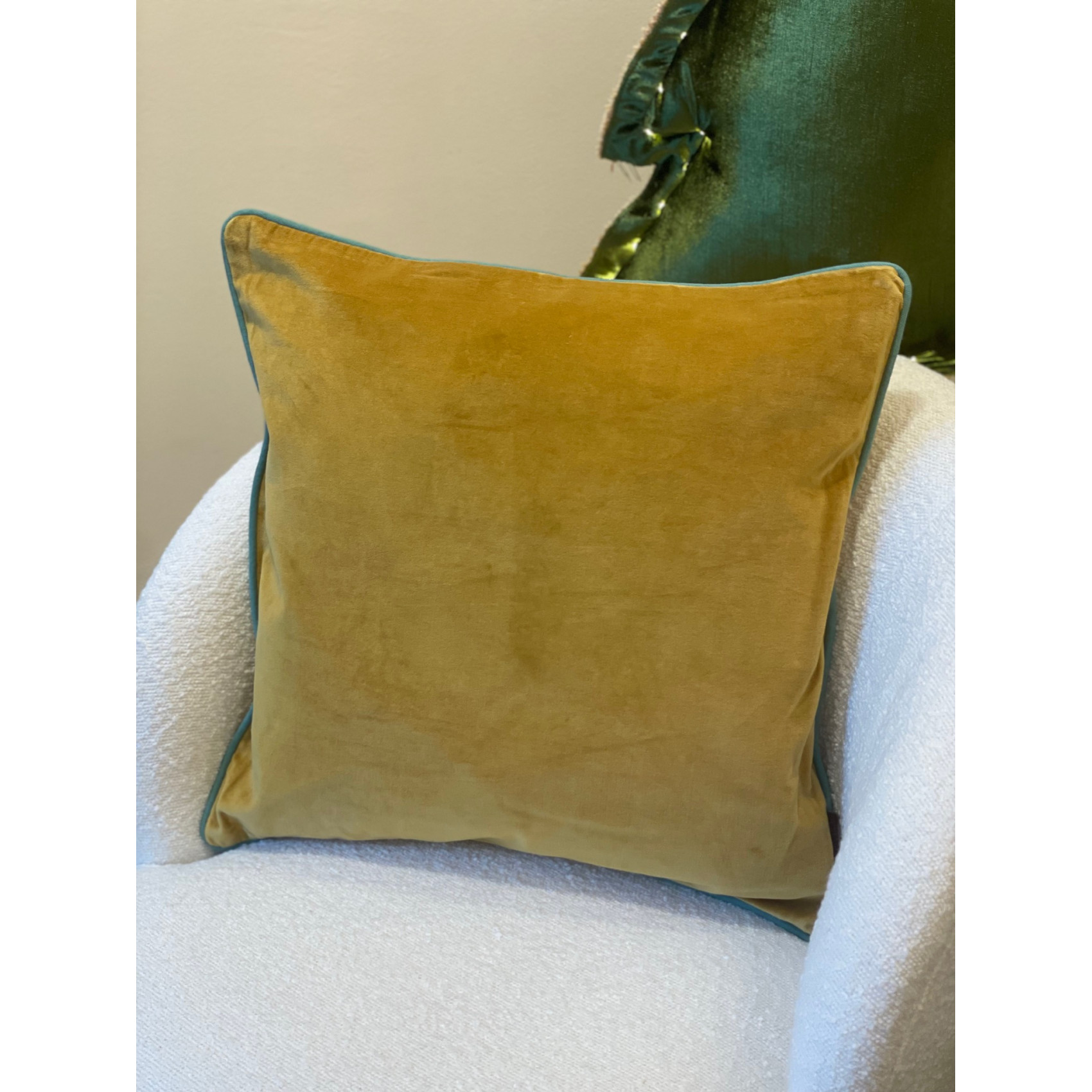 Housse de coussin carrée en velours de coton couleur ocre jaune moutarde, finition élégante.