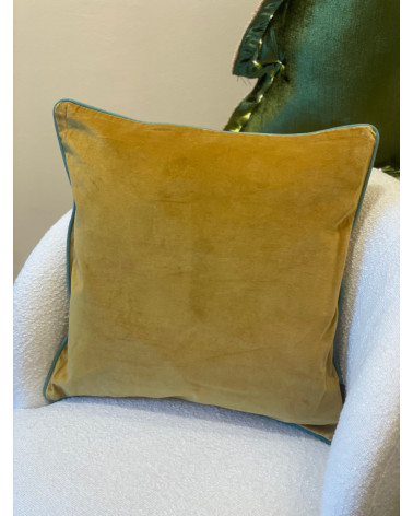 Housse de coussin carrée en velours de coton couleur ocre jaune moutarde, finition élégante.