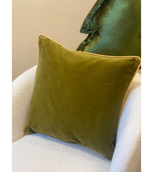 Housse de coussin carrée en velours de coton vert mousse, style sobre et élégant.