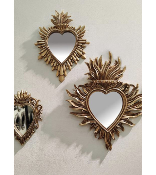 Miroir mural ex-voto en forme de cœur avec rayons soleil, finition résine dorée style antique pour décoration intérieure.