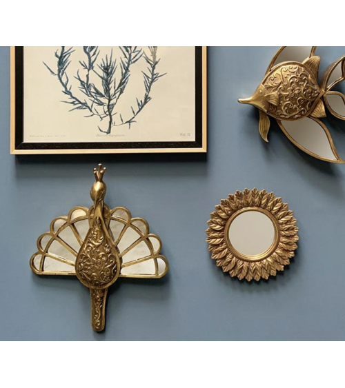 Décoration murale en forme de paon doré avec détails ciselés et miroirs intégrés, dimensions 24x29cm.