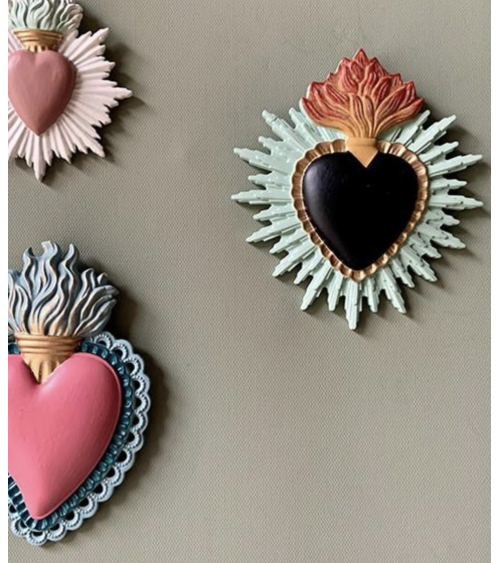 Accumulation-ex-votos-colores-mureaux-coeur-sacre-resine-colorée