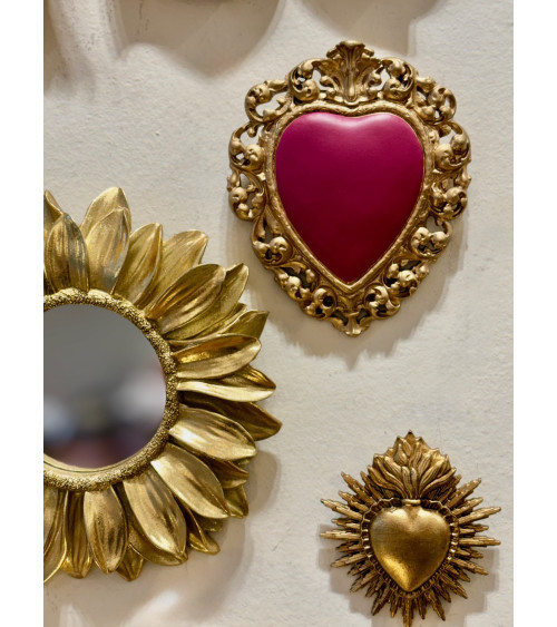 Ex-voto mexicain en forme de coeur rose fuchsia avec son cadre baroque doré, décoration murale artisanale.