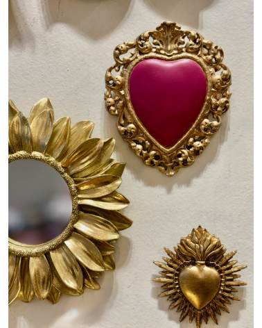 Ex-voto mexicain en forme de coeur rose fuchsia avec son cadre baroque doré, décoration murale artisanale.