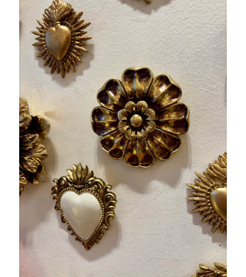 Composition murale avec fleurs et cœurs ex-voto en résine