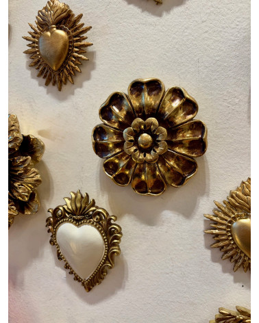 Composition murale avec fleurs et cœurs ex-voto en résine