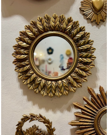 miroir plumes dorées 16 cm style vintage sur un mur blanc