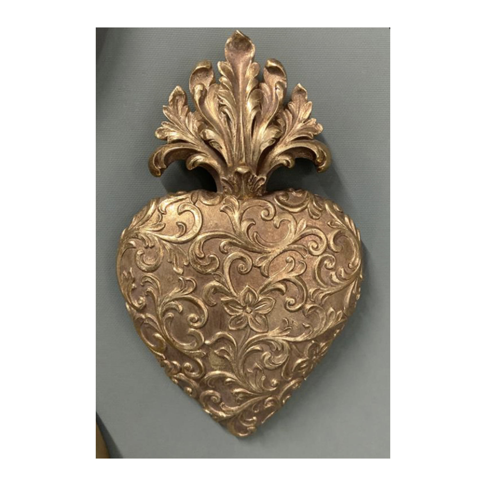 Ex-voto cœur sacré doré avec motifs baroques en relief pour décoration murale