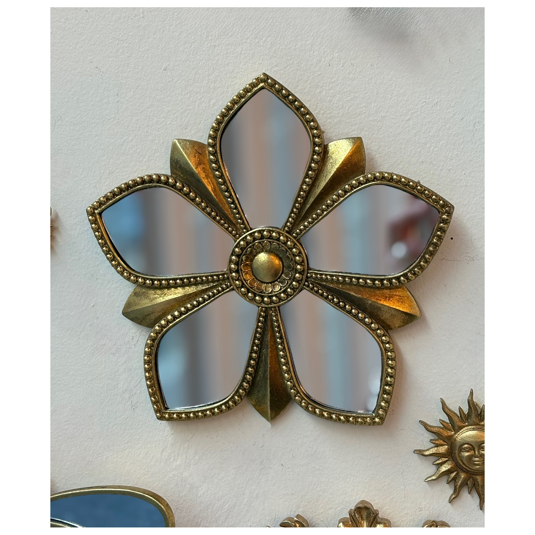 Miroir mural fleur doré 20cm en résine perlée avec facettes en verre véritable
