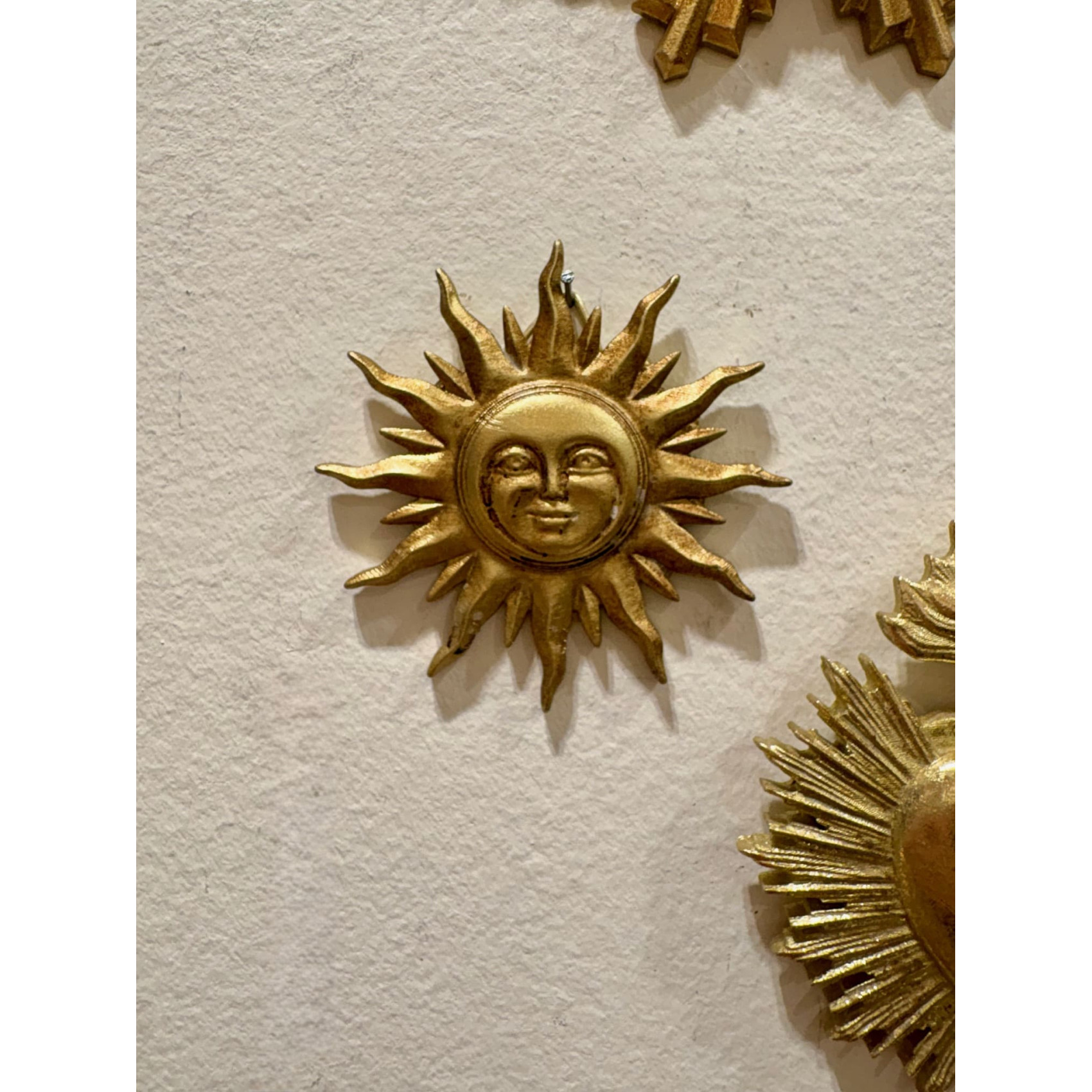 soleil doré visage décoration murale vintage