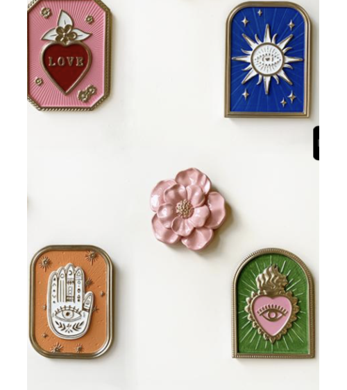 composition murale ex voto avec coeur sacre et objets decoratifs colores