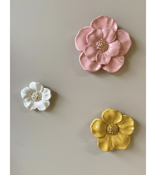 Décoration murale fleurs en résine rose blanc et jaune composition murale florale style vintage déco murale élégante