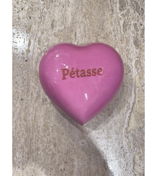 Boîte en métal en forme de cœur rose avec inscription humoristique Pétasse vue de dessus