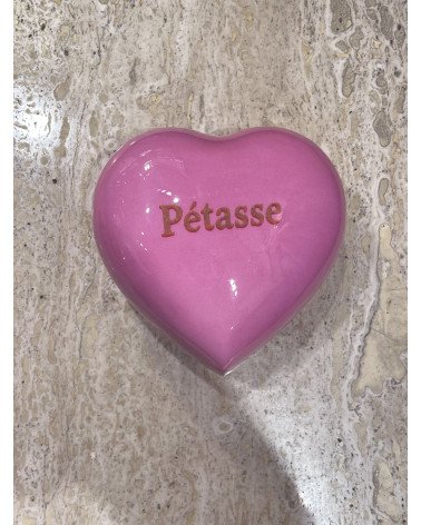 Boîte en métal en forme de cœur rose avec inscription humoristique Pétasse vue de dessus