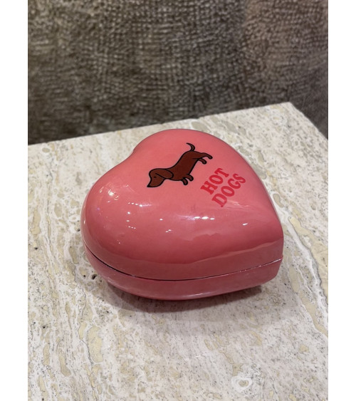 Boîte cœur rose en métal avec motif chien et inscription Hot Dogs vue de dessus