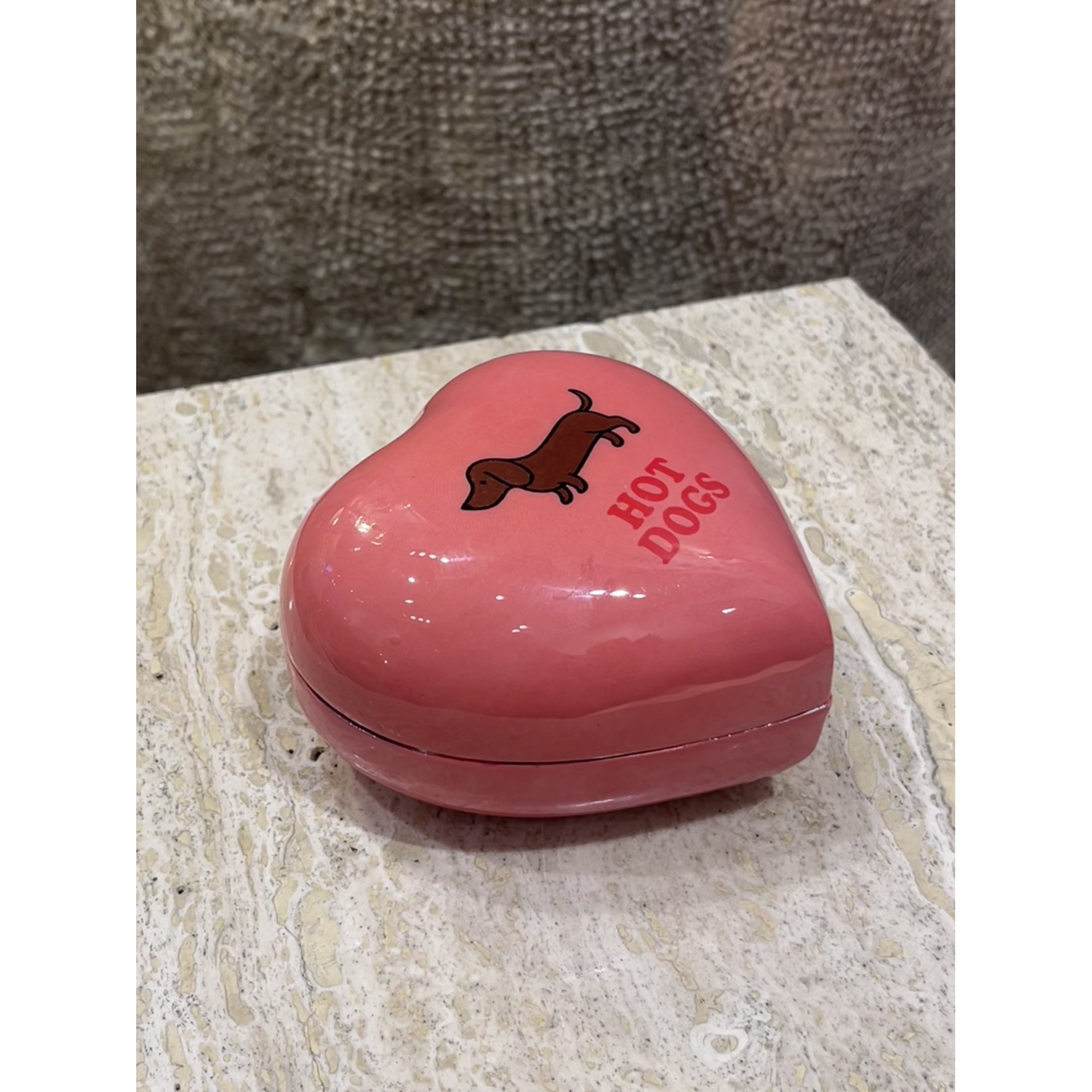Boîte cœur rose en métal avec motif chien et inscription Hot Dogs vue de dessus