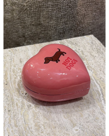 Boîte cœur rose en métal avec motif chien et inscription Hot Dogs vue de dessus