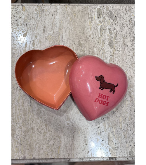 Boîte cœur rose en métal ouverte avec intérieur orange motif chien
