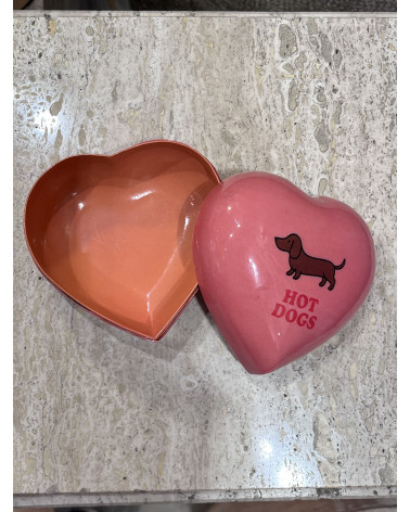 Boîte cœur rose en métal ouverte avec intérieur orange motif chien