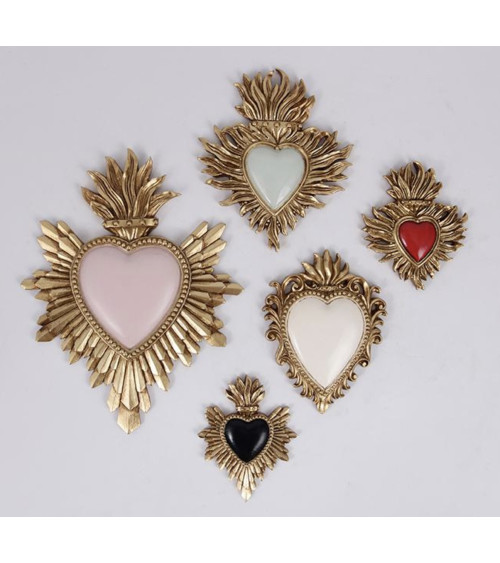 Composition murale avec plusieurs ex-votos rouges et dorés décoration intérieure HOMEDÉCO by Béa