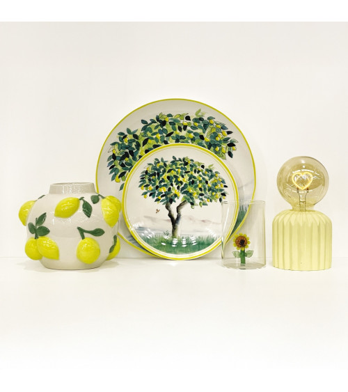 assiettes arbres fruitiers sur table décoration naturelle et lumineuse