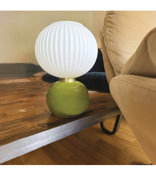 lampe kaki sur table bois ambiance salon chaleureuse