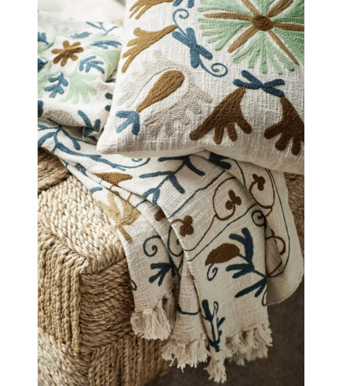 coussin brodé bohème sur canapé avec plaid texture naturelle