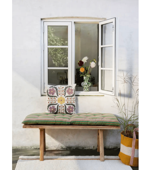 coussin brodé suzani sur banc ambiance bohème naturelle