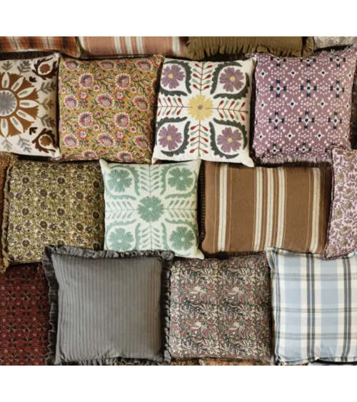collection de coussins bohèmes brodés suzani multicolores