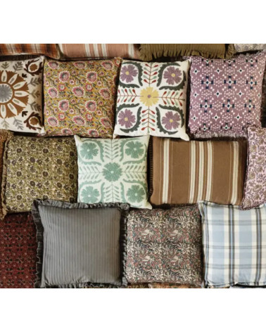 Housse de coussin brodée suzani vert d’eau style bohème 45x45 cm