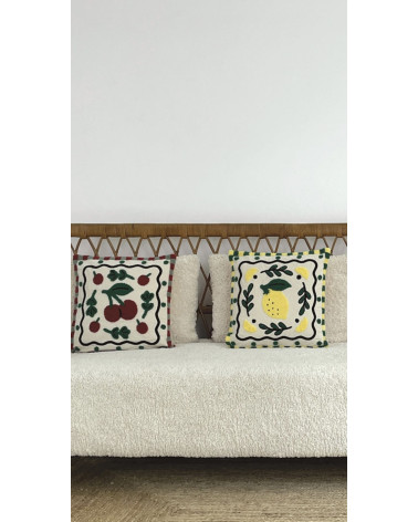 coussin cerise décoration salon bohème naturel