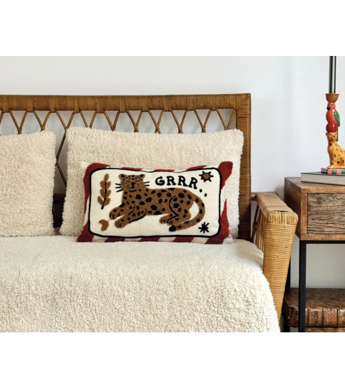 coussin leopard brode sur canape deco originale