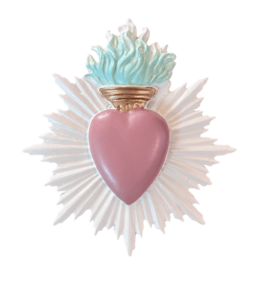 Ex-voto en forme de cœur sacré en résine vieux rose avec flamme turquoise et rayons blancs.