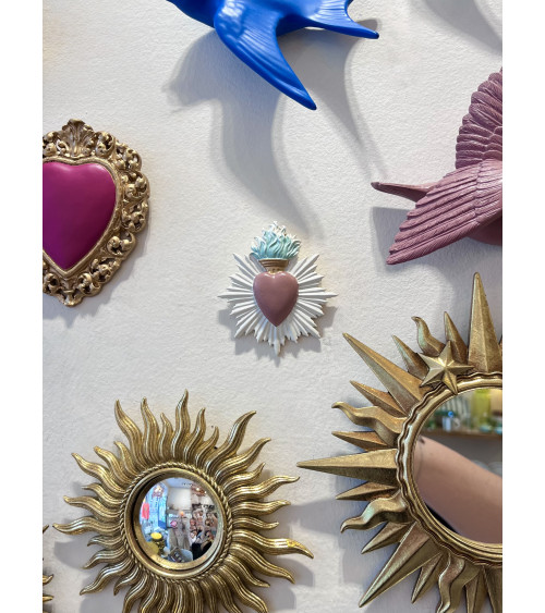 Décoration murale symbolique cœur sacré flamboyant pour ambiance cabinet de curiosités.