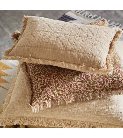 coussins bohème à franges superposés en coton tons naturels ocre beige et imprimé floral