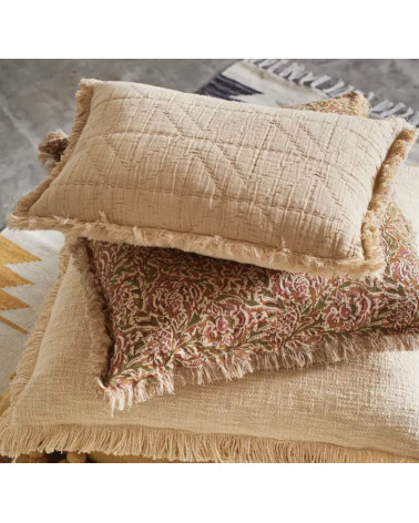coussins bohème à franges superposés en coton tons naturels ocre beige et imprimé floral