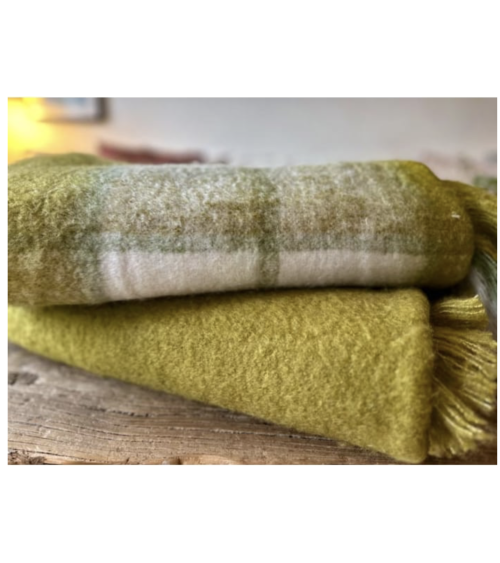 plaid vert olive a carreaux plie decoration cocooning