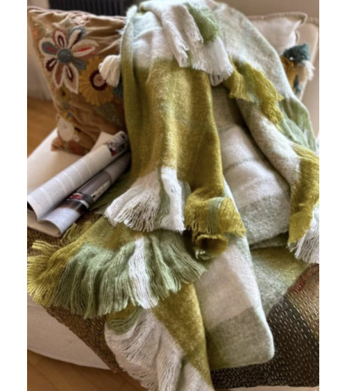 plaid vert olive a carreaux sur canape ambiance cocooning