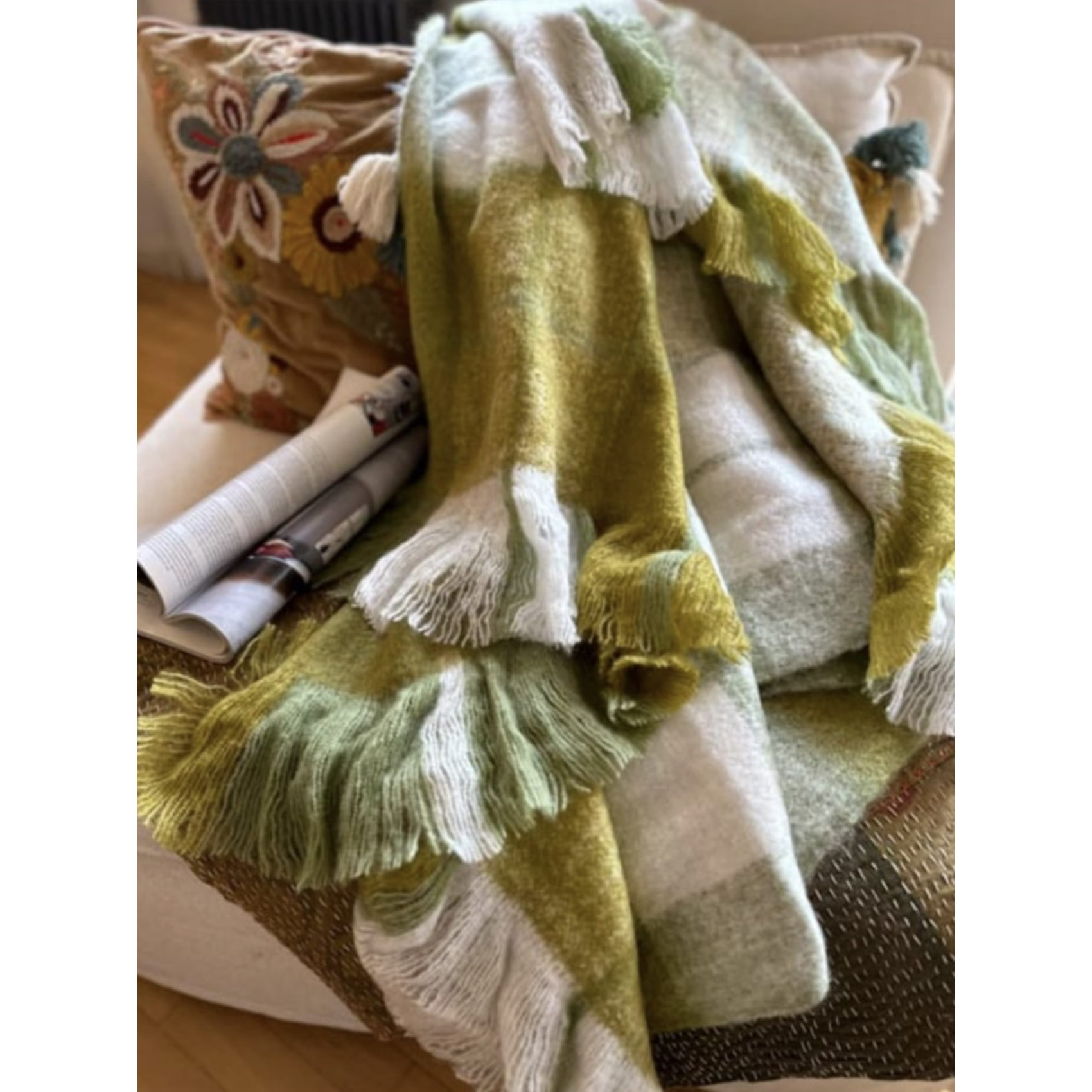 plaid vert olive a carreaux sur canape ambiance cocooning