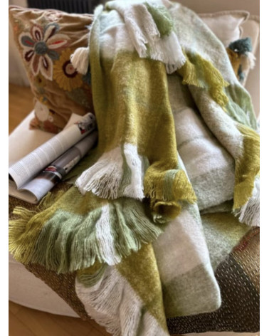 plaid vert olive a carreaux sur canape ambiance cocooning