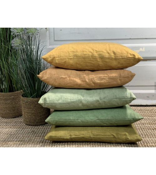 pile de coussins en lin vert eucalyptus et jaune empilés décoration naturelle bohème chic salon