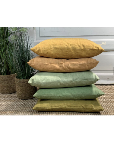 pile de coussins en lin vert eucalyptus et jaune empilés décoration naturelle bohème chic salon