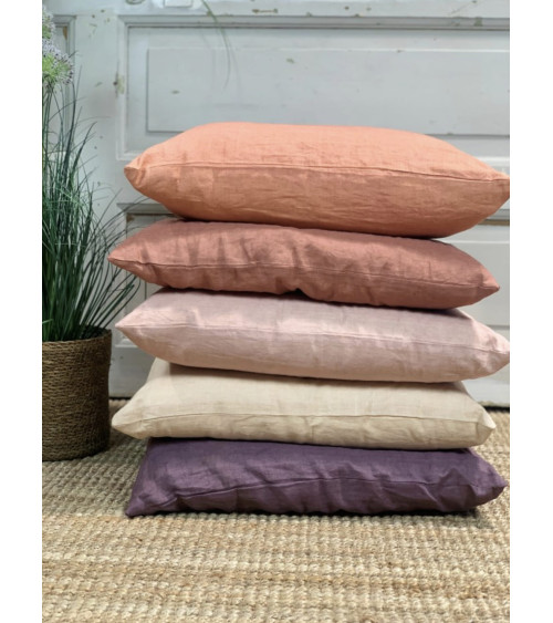 pile de coussins en lin vieux rose et tons naturels décoration bohème chic salon