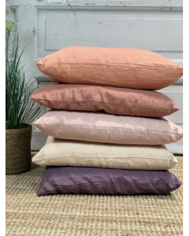 pile de coussins en lin vieux rose et tons naturels décoration bohème chic salon