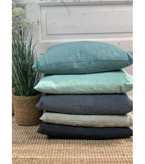 pile de coussins en lin gris carbone et tons naturels decoration interieur