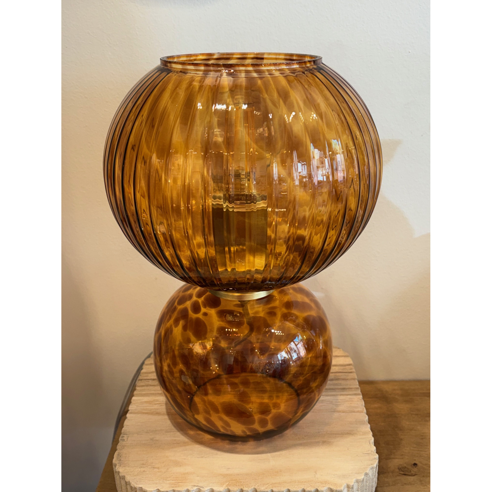 lampe verre ambré effet léopard design chic lumière chaleureuse
