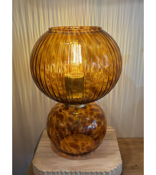 lampe en verre ambré effet léopard allumée lumière chaleureuse design chic décoration intérieure