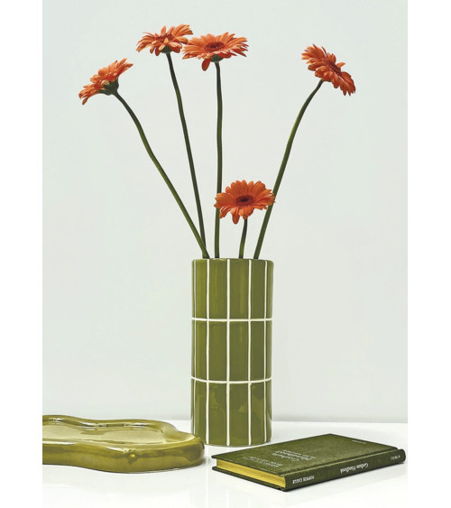 vase carrelage kaki en céramique avec fleurs orange décoration moderne lumineuse