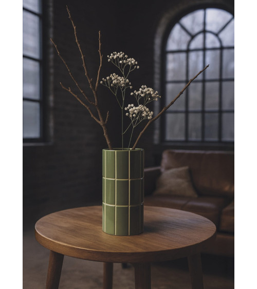 vase carrelage kaki en céramique avec branches et fleurs séchées décoration salon cosy