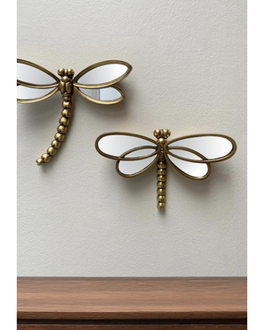 Décoration murale libellule dorée en miroir installée sur un mur